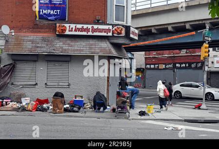 Philadelphia, USA. 01. Mai 2023. Philadelphia, Pennsylvania, September 2023. Tausende von Süchtigen sind in der Kensington Avenue gestrandet. Täglich sterben 4, 5 Menschen täglich an einer Überdosierung. Das Gebiet und die Bewohner scheinen von den Behörden aufgegeben zu werden.in einer neuen Entwicklung wird dem Fentanyl das Beruhigungsmittel Xylazin zugesetzt, um das Fentanyl-High glatter zu machen. Das nennt man Betäubungsmittel. Tranq verursacht jedoch Wunden und Geschwüre im Körpergewebe (Foto: Teun Voeten/Sipa USA). SIPA USA/Alamy Live News Stockfoto