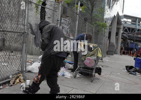 Philadelphia, USA. 01. Mai 2023. Philadelphia, Pennsylvania, September 2023. Tausende von Süchtigen sind in der Kensington Avenue gestrandet. Täglich sterben 4, 5 Menschen täglich an einer Überdosierung. Das Gebiet und die Bewohner scheinen von den Behörden aufgegeben zu werden.in einer neuen Entwicklung wird dem Fentanyl das Beruhigungsmittel Xylazin zugesetzt, um das Fentanyl-High glatter zu machen. Das nennt man Betäubungsmittel. Tranq verursacht jedoch Wunden und Geschwüre im Körpergewebe (Foto: Teun Voeten/Sipa USA). SIPA USA/Alamy Live News Stockfoto