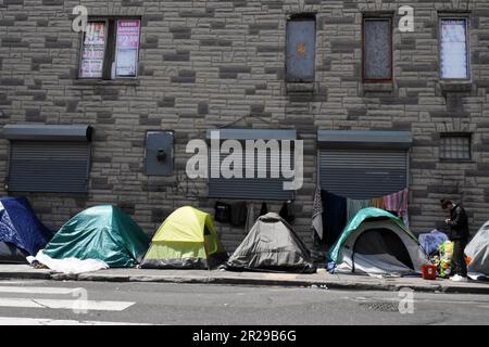 Philadelphia, USA. 01. Mai 2023. Philadelphia, Pennsylvania, September 2023. Tausende von Süchtigen sind in der Kensington Avenue gestrandet. Täglich sterben 4, 5 Menschen täglich an einer Überdosierung. Das Gebiet und die Bewohner scheinen von den Behörden aufgegeben zu werden.in einer neuen Entwicklung wird dem Fentanyl das Beruhigungsmittel Xylazin zugesetzt, um das Fentanyl-High glatter zu machen. Das nennt man Betäubungsmittel. Tranq verursacht jedoch Wunden und Geschwüre im Körpergewebe (Foto: Teun Voeten/Sipa USA). SIPA USA/Alamy Live News Stockfoto