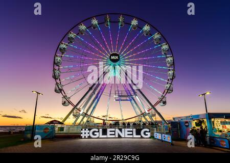 Adelaide, Südaustralien - 22. Februar 2021: Glenelg Mix102,3 Riesenrad am Moseley Square beleuchtet in der Dämmerung mit Blick auf den Strand Stockfoto