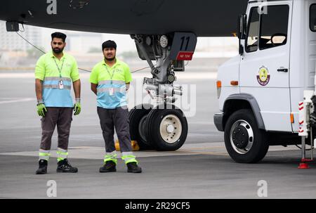 Doha, Katar. 18. Mai 2023. Flughafenmitarbeiter stehen am Internationalen Flughafen Doha neben den neu montierten Vorderrädern des Airbus A321 LR des Special Air Mission Wing der Deutschen Streitkräfte, auf dem Außenminister Baerbock und ihre Delegation nach Deutschland zurückfliegen. Der Rückflug des Außenministers konnte aufgrund des Platten Reifens des Flugzeugs erst einen Tag später stattfinden. Während ihrer dreitägigen Reise zum Persischen Golf besuchte Außenministerin Baerbock Saudi-Arabien und die Vereinigten Arabischen Emirate. Kredit: Bernd von Jutrczenka/dpa/Alamy Live News Stockfoto