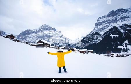 Grindelwald Schweiz Top of Europe, asiatische Frau in gelbem Mantel. Sie fühlt sich sehr glücklich im Urlaub in den Bergen Hintergrund. Reise Sno Stockfoto