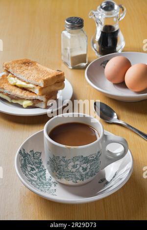 Traditionelles orientalisches und klassisches kopitiam-Frühstück. Beliebt in Malaysisch und Singapur. Stockfoto