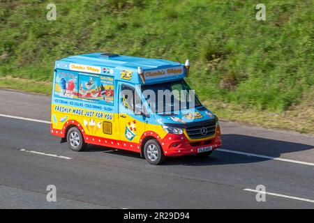 2021 mehrfarbiger Mercedes-Benz Sprinter 2143 Diesel mobiler Eiswagen Stockfoto