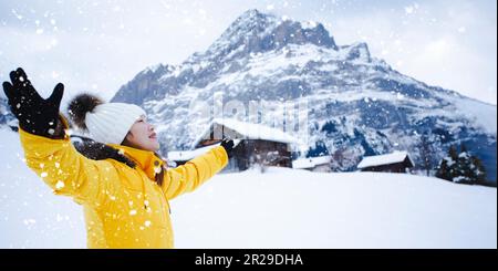 Grindelwald Schweiz Top of Europe, asiatische Frau in gelbem Mantel. Sie fühlt sich sehr glücklich im Urlaub in den Bergen Hintergrund. Reise Sno Stockfoto