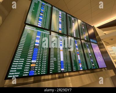 Vereinigte Staaten. 09. März 2023. Flugstatusanzeige am SFO (San Francisco International Airport), San Francisco, Kalifornien, 9. März 2023. (Foto: Smith Collection/Gado/Sipa USA) Guthaben: SIPA USA/Alamy Live News Stockfoto