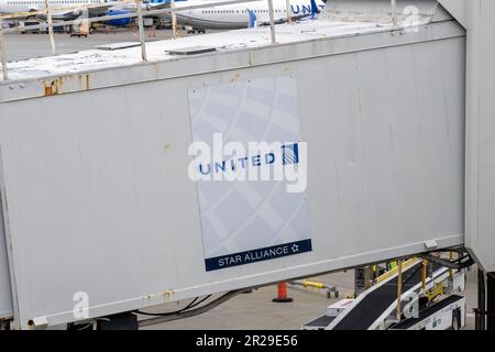 Vereinigte Staaten. 09. März 2023. Logo für United Airlines auf Jet Bridge am San Francisco International Airport (SFO), San Francisco, Kalifornien, 9. März 2023. (Foto: Smith Collection/Gado/Sipa USA) Guthaben: SIPA USA/Alamy Live News Stockfoto