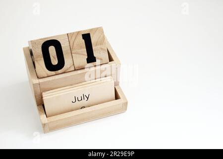 Ewiger Kalender aus Holz mit dem 1. Juli Stockfoto