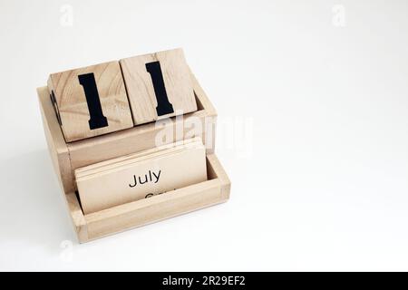 Ewiger Kalender aus Holz mit dem 11. Juli Stockfoto