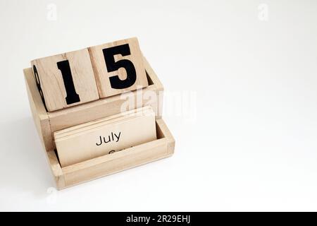 Ewiger Kalender aus Holz mit dem 15. Juli Stockfoto