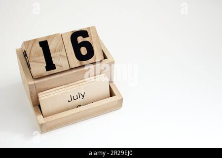 Ewiger Kalender aus Holz mit dem 16. Juli Stockfoto