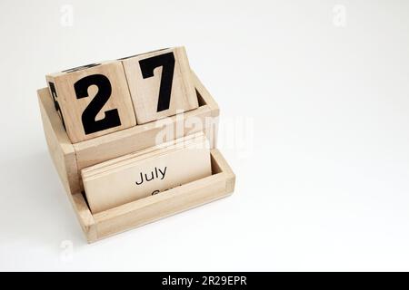 Ewiger Kalender aus Holz mit dem 27. Juli Stockfoto