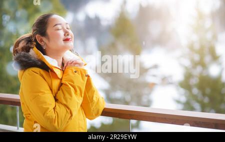 Grindelwald Schweiz Top of Europe, asiatische Frau in gelbem Mantel. Sie fühlt sich sehr glücklich im Urlaub in den Bergen Hintergrund. Reise Sno Stockfoto