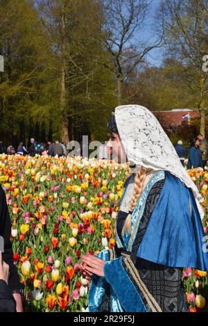 Lisse, Niederlande. April 2023. Das Mädchen mit den Perlenohrringen in einem Tulpenfeld am Keukenhof. Hochwertiges Foto Stockfoto