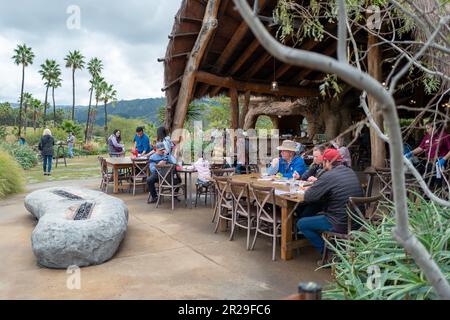 Vereinigte Staaten. 28. Dezember 2022. The Watering Hole at Kijamii Overlook Restaurant im San Diego Zoo Safari Park, San Diego, Kalifornien, 28. Dezember 2022. (Foto: Smith Collection/Gado/Sipa USA) Guthaben: SIPA USA/Alamy Live News Stockfoto