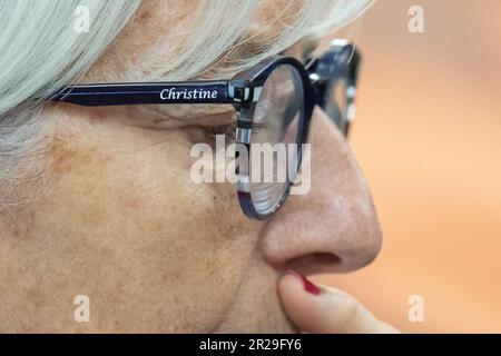 18. Mai 2023, Hessen, Frankfurt Am Main: Christine Lagarde, Präsidentin Der Europäischen Zentralbank, Trägt eine Brille mit der Aufschrift „Christine“ während der Zeremonie in St. Paulus-Kirche zum 175. Jahrestag der ersten deutschen Nationalversammlung. Vom 18. Bis 21. Mai feiert das Paulskirchenfest die erste frei gewählte deutsche Nationalversammlung. Foto: Sebastian Christoph Gollnow/dpa POOL/dpa Stockfoto