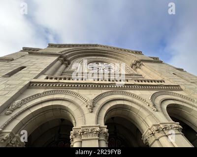 Israel. 30. Okt. 2022. Blick aus dem niedrigen Winkel auf eine dreigliedrige Bogenfassade am Eingang des Architekten Albert Pissis, ca. 1905, im byzantinischen und romanischen Revival-Stil erbaute Synagoge Sherith Israel, mit angelegten Piers, korinthischen Hauptstädten und einem Fenster aus Bleirosen in San Francisco, Kalifornien, 30. Oktober 2022. Foto mit freundlicher Genehmigung von Sftm. (Foto: Gado/Sipa USA) Guthaben: SIPA USA/Alamy Live News Stockfoto