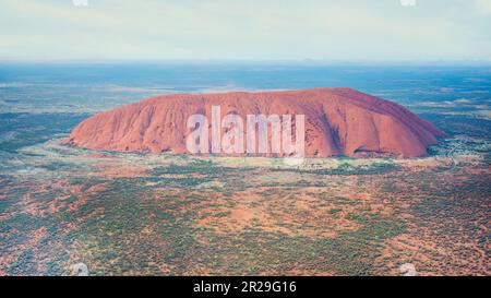 Uluru - Ayers Rock, Northern Territory, Australien; 18. Mai 2023 - Luftaufnahme bei Sonnenaufgang des Uluru - Ayers Rock, Northern Territory, Australien. Stockfoto