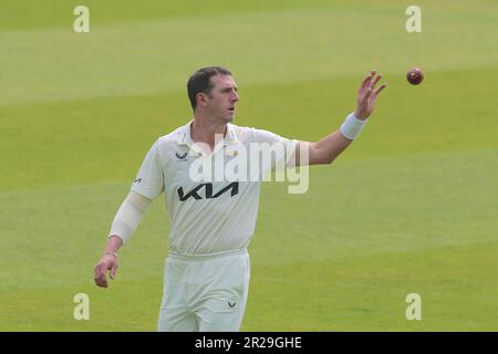 18. Mai 2023, London, Großbritannien. Surreys Dan Worrall öffnete die Bowlingbahn vom Vauxhall End aus, als Surrey am ersten Tag Kent bei der County Championship im Kia Oval antrat. David Rowe/Alamy Live News. Stockfoto