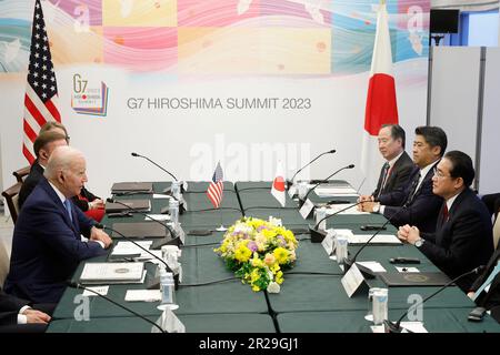 Hiroshima, Präfektur Hiroshima, Japan. 18. Mai 2023. US-Präsident Joe Biden, links, und Fumio Kishida, Japans Premierminister, rechts, Nehmen Sie am Donnerstag, den 18. Mai 2023, an einem bilateralen Treffen im Vorfeld des Gipfeltreffens der G-7-Staats- und Regierungschefs in Hiroshima (Japan) Teil. (Credit Image: © POOL via ZUMA Press Wire) NUR REDAKTIONELLE VERWENDUNG! Nicht für den kommerziellen GEBRAUCH! Stockfoto