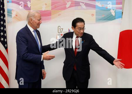 Hiroshima, Präfektur Hiroshima, Japan. 18. Mai 2023. US-Präsident Joe Biden, Left, und Fumio Kishida, Japans Premierminister, vor einem bilateralen Treffen im Vorfeld des Gipfeltreffens der G-7-Führer in Hiroshima, Japan, am Donnerstag, den 18. Mai 2023. (Credit Image: © POOL via ZUMA Press Wire) NUR REDAKTIONELLE VERWENDUNG! Nicht für den kommerziellen GEBRAUCH! Stockfoto