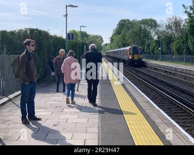 Datchet, Berkshire, Großbritannien. 17. Mai 2023. Passagiere warten auf einen South Western Railway Zug am Datchet Station in Berkshire. Die Mitglieder der ASLEF-Union werden am Mittwoch, dem 31. Mai 31 2023, und am Samstag, dem 3. Juni 2023, erneut streiken, wenn es um die Bezahlung geht. Kredit: Maureen McLean/Alamy Stockfoto