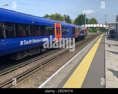 Datchet, Berkshire, Großbritannien. 17. Mai 2023. Passagiere warten auf einen South Western Railway Zug am Datchet Station in Berkshire. Die Mitglieder der ASLEF-Union werden am Mittwoch, dem 31. Mai 31 2023, und am Samstag, dem 3. Juni 2023, erneut streiken, wenn es um die Bezahlung geht. Kredit: Maureen McLean/Alamy Stockfoto