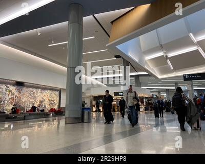Vereinigte Staaten. 09. März 2023. Reisende gehen durch Terminal 3 am SFO (San Francisco International Airport), San Francisco, Kalifornien, 9. März 2023. (Foto: Smith Collection/Gado/Sipa USA) Guthaben: SIPA USA/Alamy Live News Stockfoto