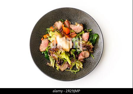 Salat mit Marmorfleisch und Eis isoliert Stockfoto
