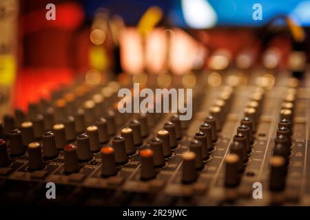 Tongeräte in einem Musikstudio. Schieberegler auf einem Soundmixer Stockfoto