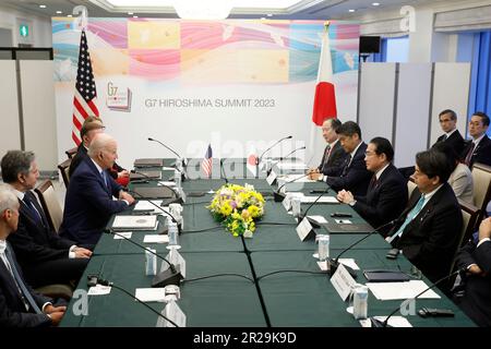 Hiroshima, Präfektur Hiroshima, Japan. 18. Mai 2023. US-Präsident Joe Biden, Dritte Linke, und Fumio Kishida, Japans Premierminister, nehmen an einem bilateralen Treffen vor dem Gipfeltreffen der G-7-Staats- und Regierungschefs am Donnerstag, den 18. Mai 2023 in Hiroshima, Japan, Teil. (Credit Image: © POOL via ZUMA Press Wire) NUR REDAKTIONELLE VERWENDUNG! Nicht für den kommerziellen GEBRAUCH! Stockfoto