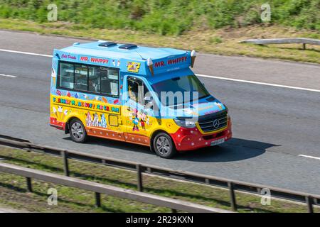 2020 Mercedes Benz Sprinter 314 Progressive Cdi. Herr Whippy Ice Cream Van; fährt auf der Autobahn M61 UK Stockfoto