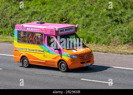 2019 Mercedes Benz Sprinter 311 CDI Ice Cream Van; Fahrt auf der Autobahn M61 UK Stockfoto