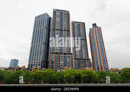 SHANGHAI, CHINA - 18. MAI 2023 - Ein Gewerbeimmobilienkomplex entlang des Suzhou River wird am 18. Mai 2023 in Shanghai, China, gesehen. Laut der 20 Stockfoto