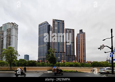 SHANGHAI, CHINA - 18. MAI 2023 - Ein Gewerbeimmobilienkomplex entlang des Suzhou River wird am 18. Mai 2023 in Shanghai, China, gesehen. Laut der 20 Stockfoto