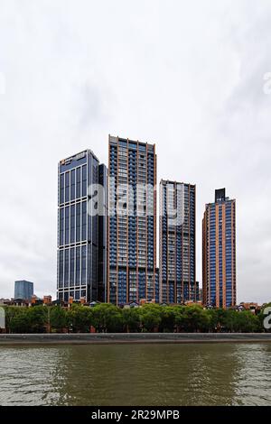 SHANGHAI, CHINA - 18. MAI 2023 - Ein Gewerbeimmobilienkomplex entlang des Suzhou River wird am 18. Mai 2023 in Shanghai, China, gesehen. Laut der 20 Stockfoto