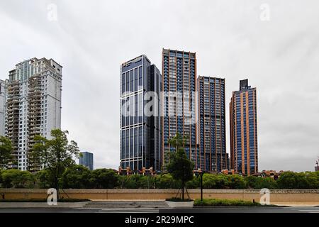 SHANGHAI, CHINA - 18. MAI 2023 - Ein Gewerbeimmobilienkomplex entlang des Suzhou River wird am 18. Mai 2023 in Shanghai, China, gesehen. Laut der 20 Stockfoto