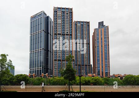 SHANGHAI, CHINA - 18. MAI 2023 - Ein Gewerbeimmobilienkomplex entlang des Suzhou River wird am 18. Mai 2023 in Shanghai, China, gesehen. Laut der 20 Stockfoto