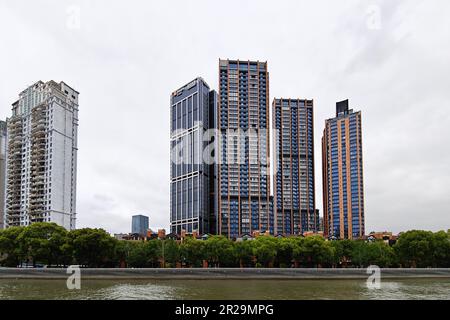 SHANGHAI, CHINA - 18. MAI 2023 - Ein Gewerbeimmobilienkomplex entlang des Suzhou River wird am 18. Mai 2023 in Shanghai, China, gesehen. Laut der 20 Stockfoto