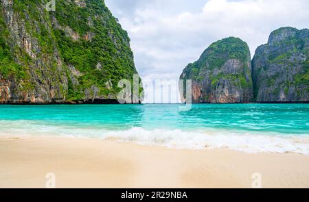 Blick auf die berühmte Maya Bay, Thailand. Einer der beliebtesten Strände der Welt. Ko Phi Phi Inseln. Strand ohne Menschen. Stockfoto