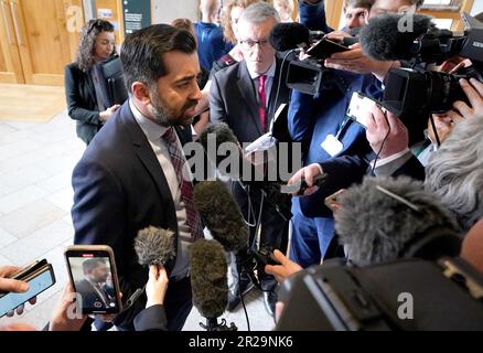 Der Erste Minister von Schottland Humza Yousaf spricht nach den Fragen des Ersten Ministers im schottischen Parlament in Holyrood, Edinburgh, vor den Medien. Foto: Donnerstag, 18. Mai 2023. Stockfoto