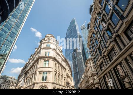 London - Blick von oben auf die modernen und alten Londoner Finanzgebäude Stockfoto