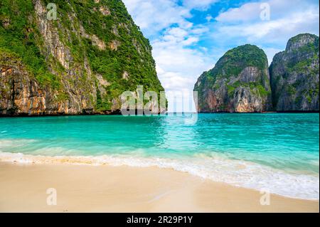 Blick auf die berühmte Maya Bay, Thailand. Einer der beliebtesten Strände der Welt. Ko Phi Phi Inseln. Strand ohne Menschen. Stockfoto