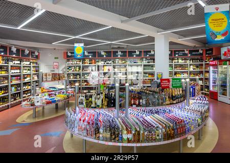 Bruzgi, Belarus - 11. August 2019: Showcase mit alkoholischen Getränken im Bela Market Duty Free Shop am Checkpoint Bruzgi Stockfoto