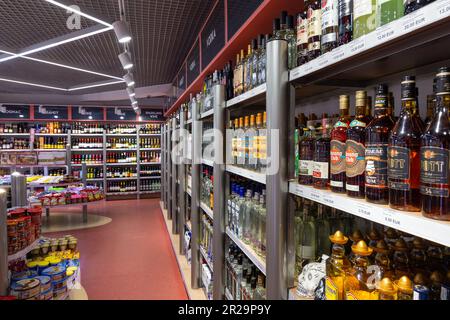 Bruzgi, Belarus - 11. August 2019: Showcase mit alkoholischen Getränken im Bela Market Duty Free Shop am Checkpoint Bruzgi Stockfoto