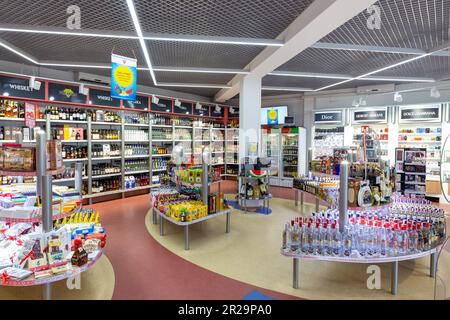 Bruzgi, Belarus - 11. August 2019: Präsentieren Sie Parfumeria und Regale mit alkoholischen Getränken im Bela Market Duty Free Shop am Checkpoint Bruzgi Stockfoto