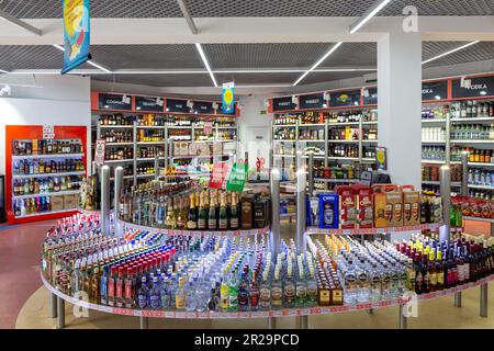 Bruzgi, Belarus - 11. August 2019: Showcase mit alkoholischen Getränken im Bela Market Duty Free Shop am Checkpoint Bruzgi Stockfoto