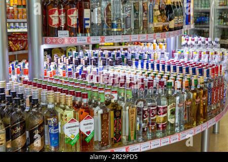 Bruzgi, Belarus - 11. August 2019: Showcase mit alkoholischen Getränken im Bela Market Duty Free Shop am Checkpoint Bruzgi Stockfoto