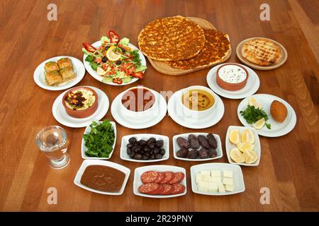 Traditionelle türkische Küche. Verschiedene Gerichte, Suppen und Snacks. Stockfoto