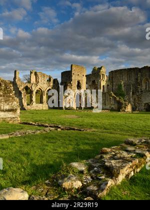 Malerisches, wunderschönes historisches mittelalterliches Wahrzeichen, Easby Abbey (Überreste der Ostküste aus dem 13. Jahrhundert, Steinmauern, Kloster, dramatischer Himmel) - England UK. Stockfoto